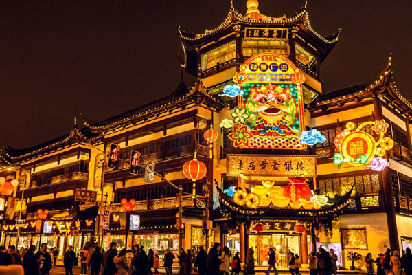 Miếu Thành Hoàng – đền thờ Thành Hoàng với kiến trúc truyền thống, cột đèn lồng và không gian lễ hội
